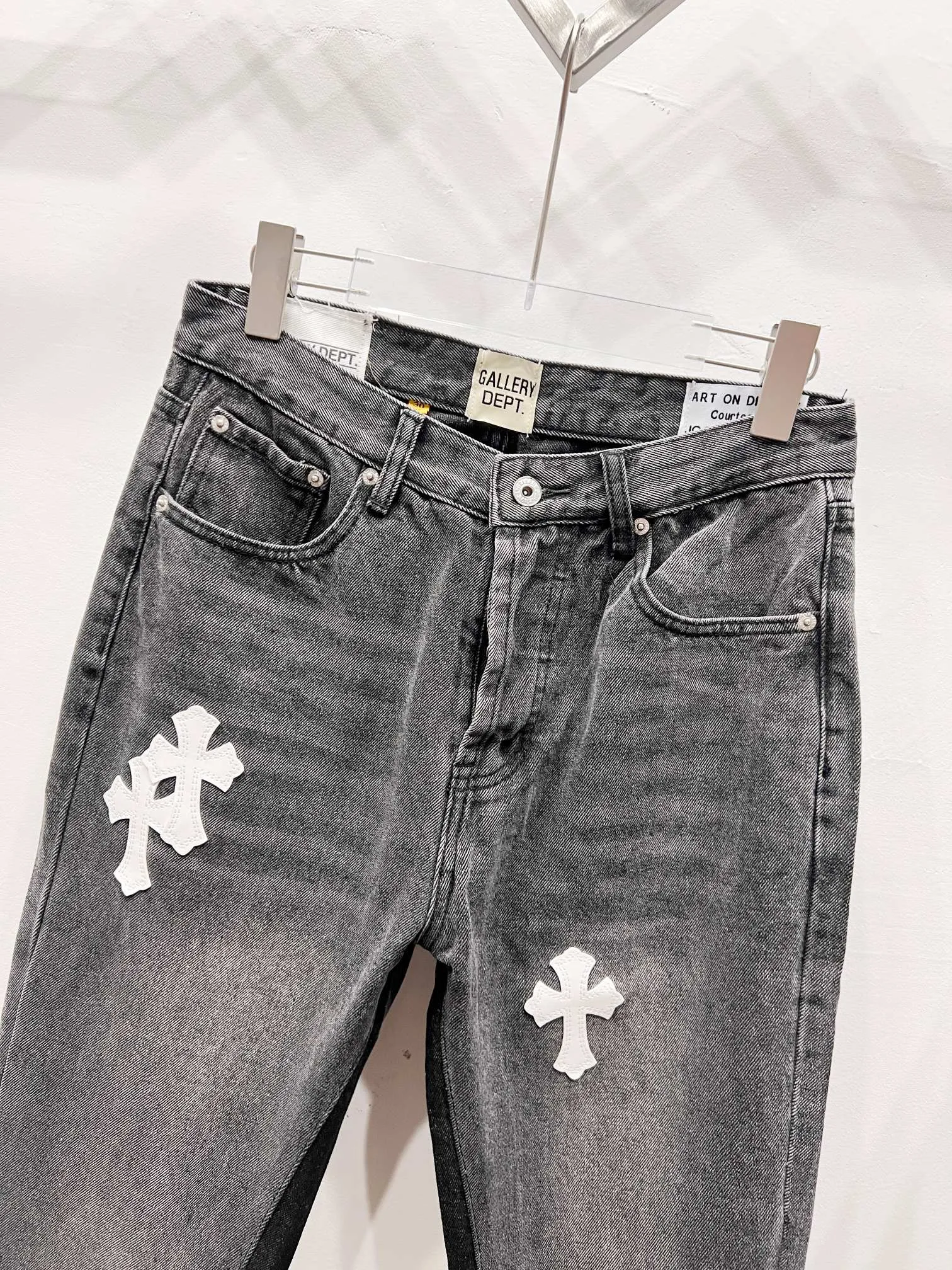 P250 Style No.: (c061) GALLERY DEPT & Chrome Hearts Co-branded spliced cross loose washed flared jeans to truly restore the ultimate vintage texture. The original hardware accessories, washed and other elevators, QR code analysis are all purchased from the original factory, with a high degree of restoration. You are welcome to compare with a certain product ~ Three-dimensional version Loose and comfortable, not picky about the body shape, taller and slimmer, factory Seiko, original factory quality control, same style for men and women, can be matched with couples, versatile recommendation Jeans that are a must-have for all seasons. Trendy people have been disappointed. From the quality selection of fabrics, the tailoring of details, and the matching of patterns, they are all impeccable! The upper body is so handsome when worn...it can be easily worn by men, women and children! The craftsmanship uses heavy-duty washed pure cotton denim fabric. After washing, it is soft and thick. It is very stylish when worn on the body. Size: 28, 30, 32, 34, 36 (S-XXL) Color: Stitching